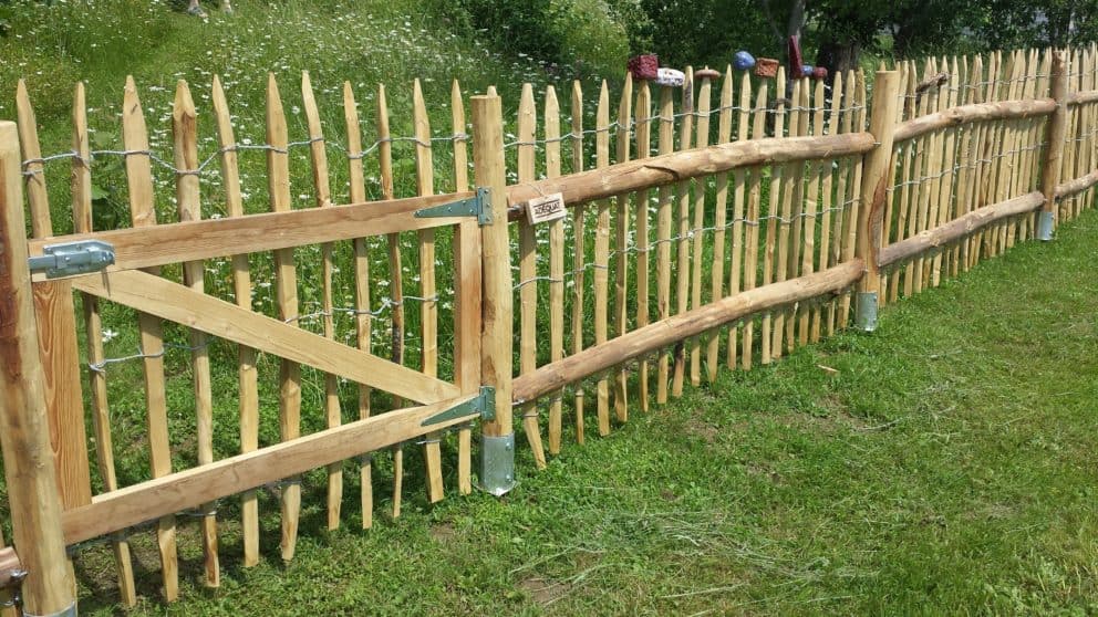 Schapenhek van 100 cm hoog met een latafstand van 6 cm en een zelfgemaakte raamwerkpoort