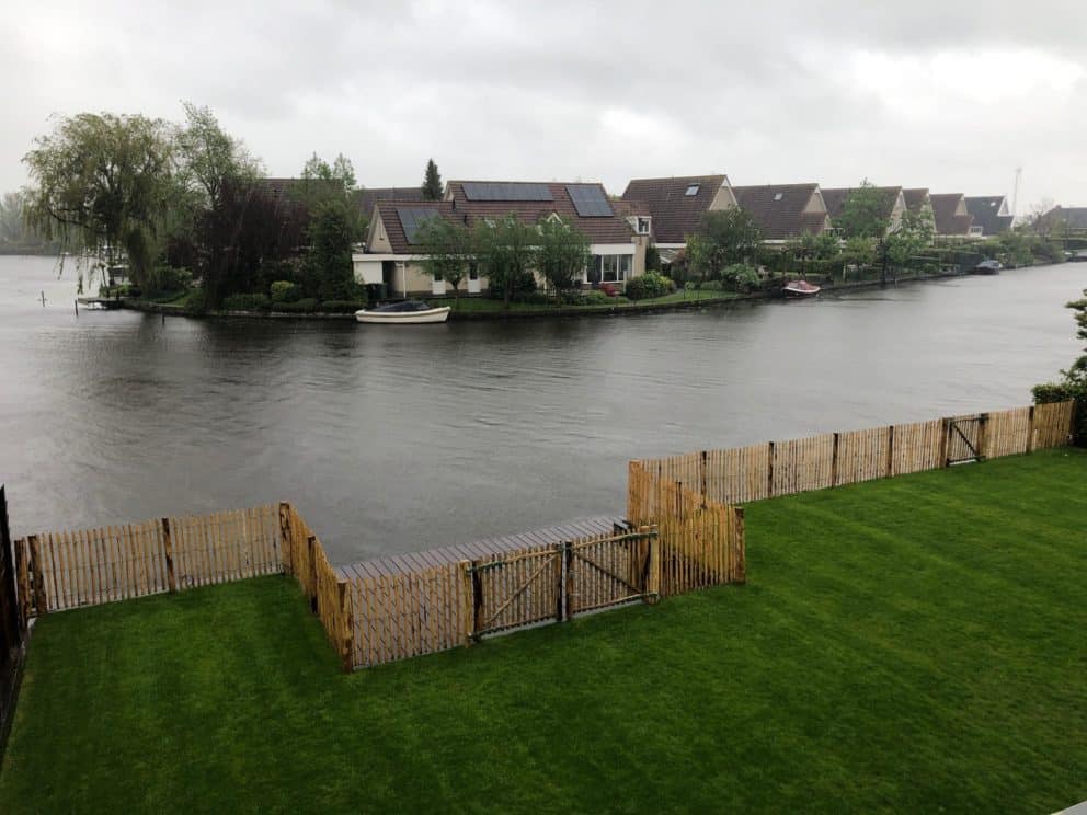 Kastanjehouten schapenhek 100 cm en een latafstand van 4 cm met een dubbele en een enkele rondhoutpoort van 100 cm hoog Adequat