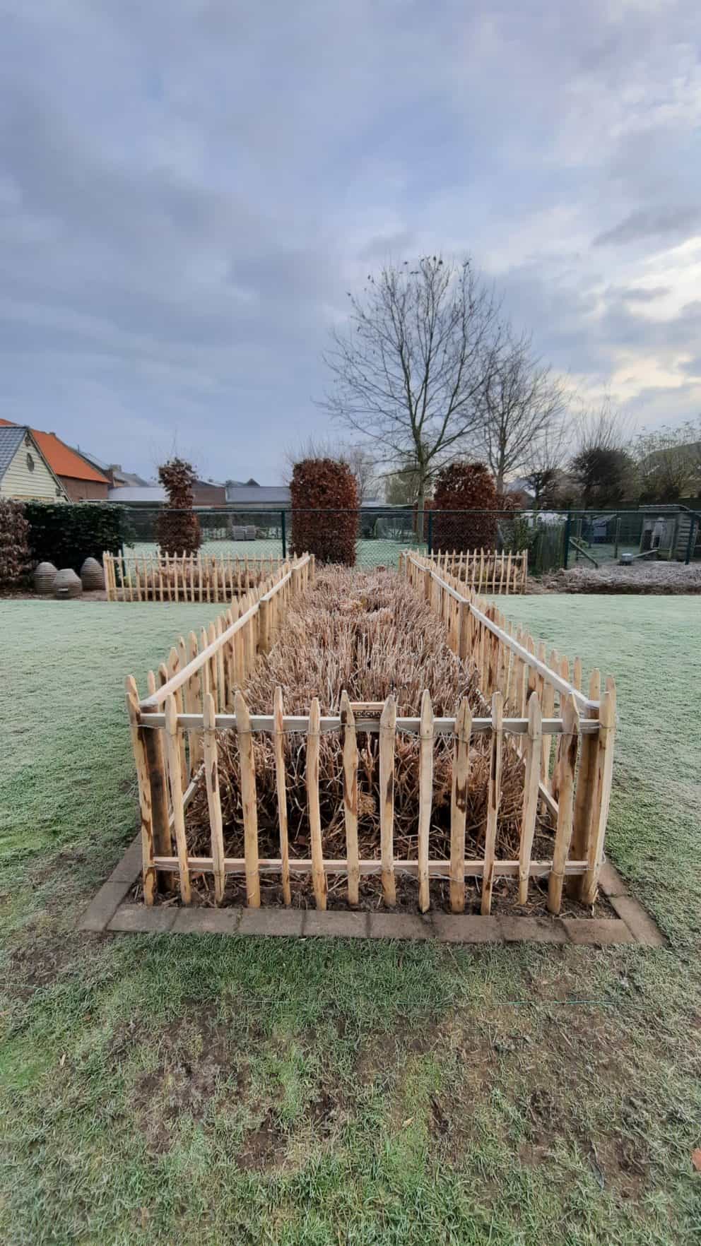 Frans schapenhek van kastanjehout met een hoogte van 80 cm en een latafstand van 8 cm