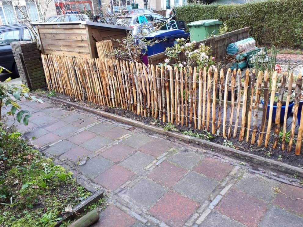 Frans schapenhek van kastanjehout met een hoogte van 80 cm en een latafstand van 2 cm