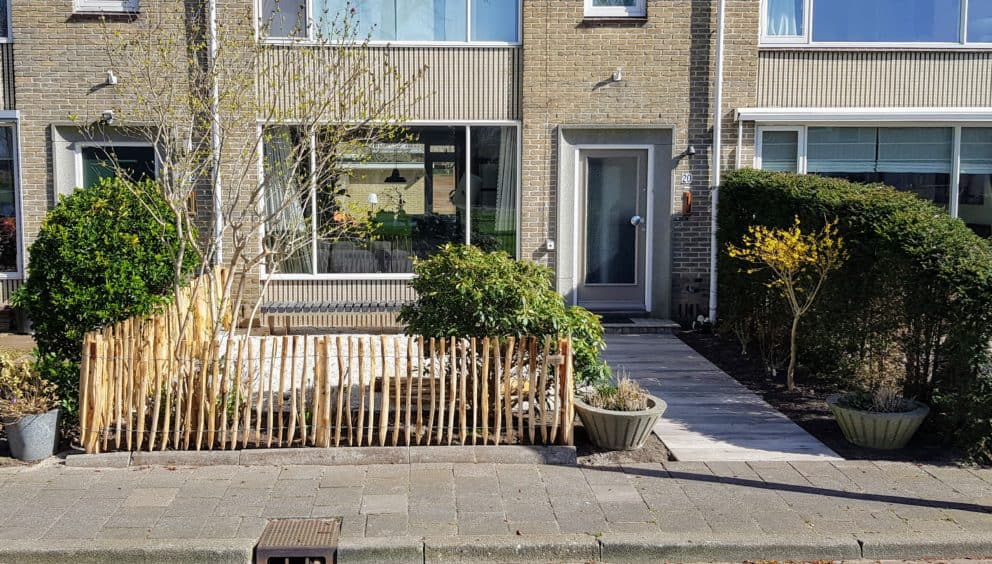 Frans schapenhek van kastanjehout met een hoogte van 80 cm en een latafstand van 4 cm