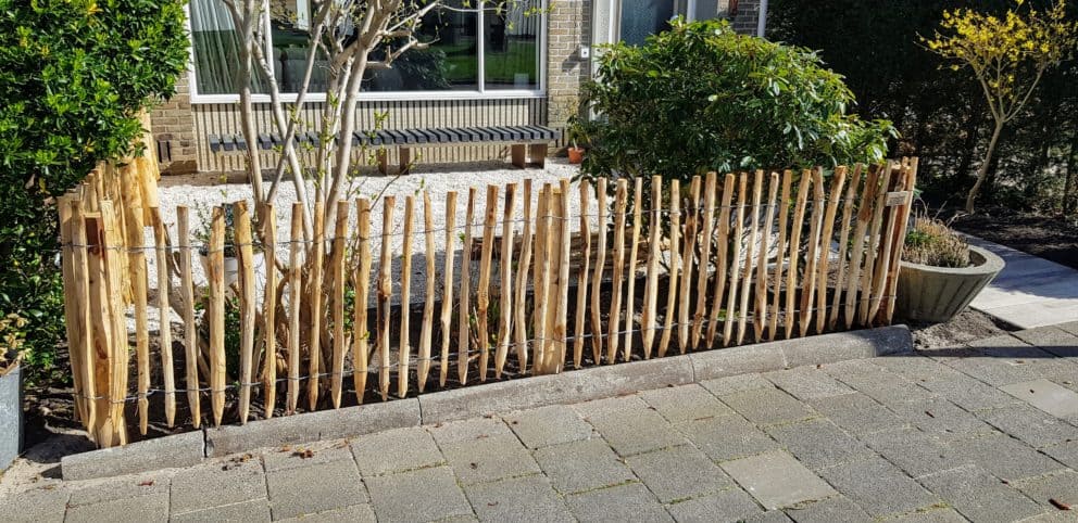 Frans schapenhek van kastanjehout met een hoogte van 80 cm en een latafstand van 4 cm