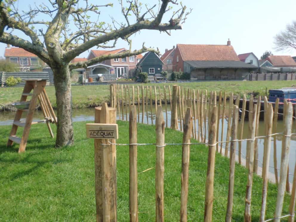 Frans schapenhek van kastanjehout met een hoogte van 80 cm en een latafstand van 8 cm