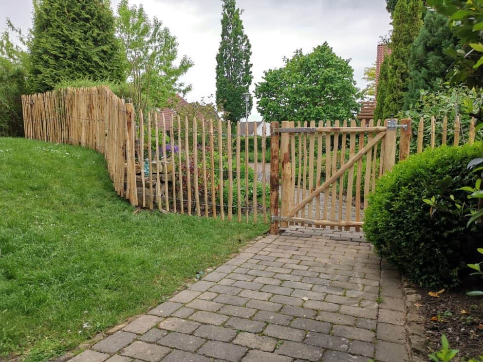 Kastanjehouten schapenhek 120 cm en een latafstand van 6 cm met een rondhoutpoort van 120 cm hoog en 120 cm breed Adequat