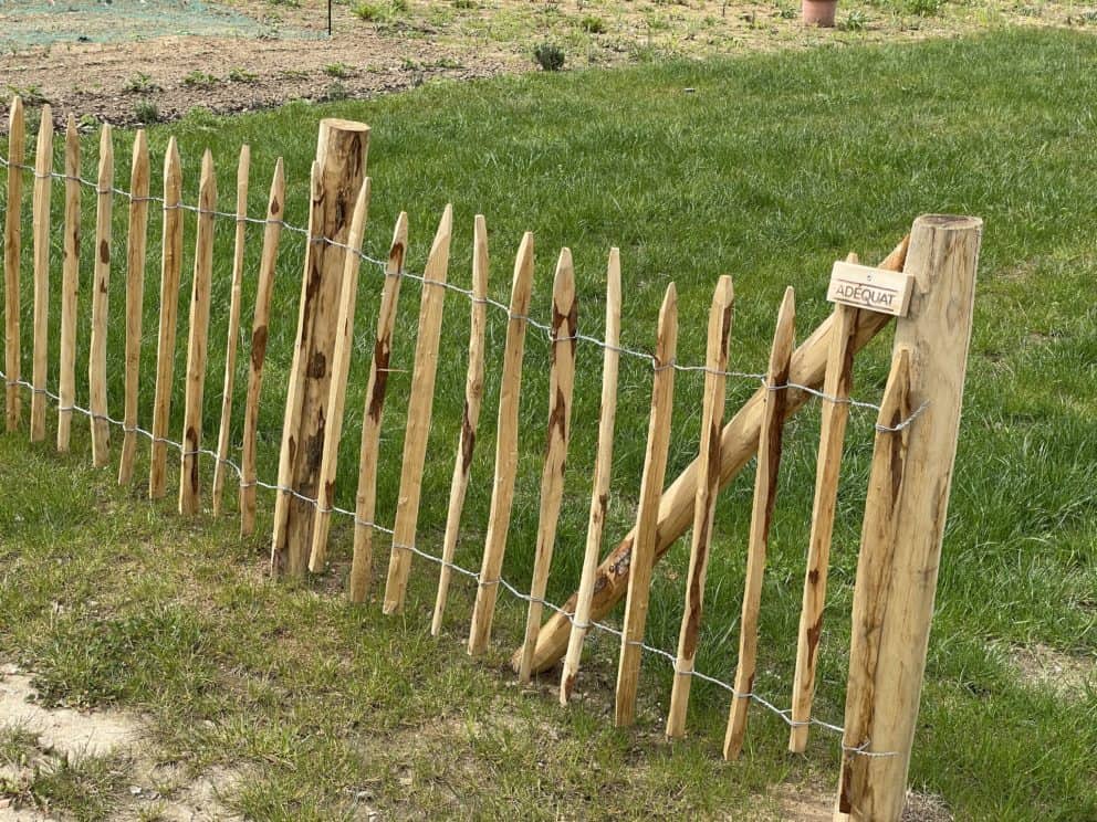 Frans schapenhek van kastanjehout met een hoogte van 80 cm en een latafstand van 6 cm