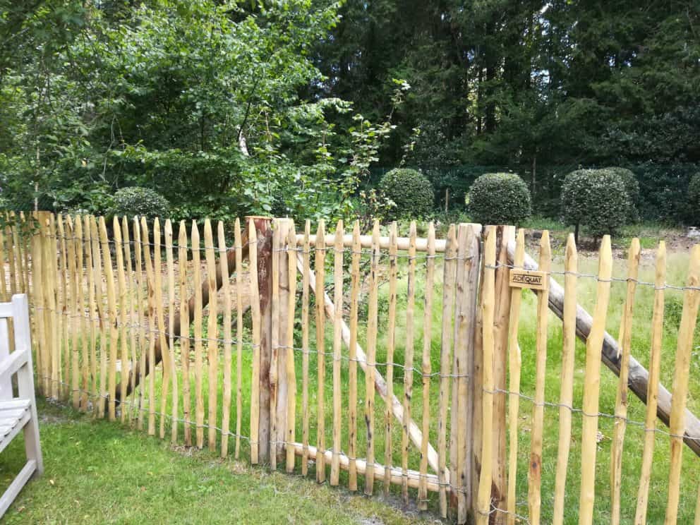 Schapenhek van 120 cm hoog met een latafstand van 4 cm en een raamwerkpoort van 120 cm hoog met schapehek in dezelfde maat aan de poort bevestigd,