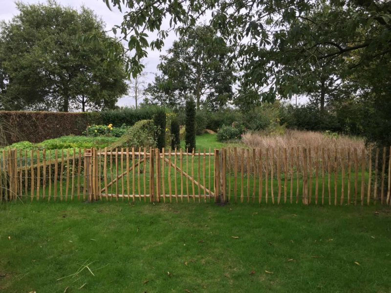 Schapenhek van 100 cm hoog met latafstand 6 cm en en dubbele raamwerkpoort van 100 cm hoog per poortdeel