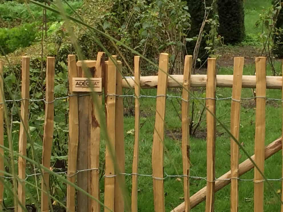 Schapenhek van 100 cm hoog met latafstand 6 cm en en dubbele raamwerkpoort van 100 cm hoog per poortdeel