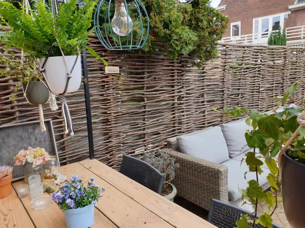 Hazelaarschermen Somme 180 als rustieke en natuurlijke afrastering in een tuin.