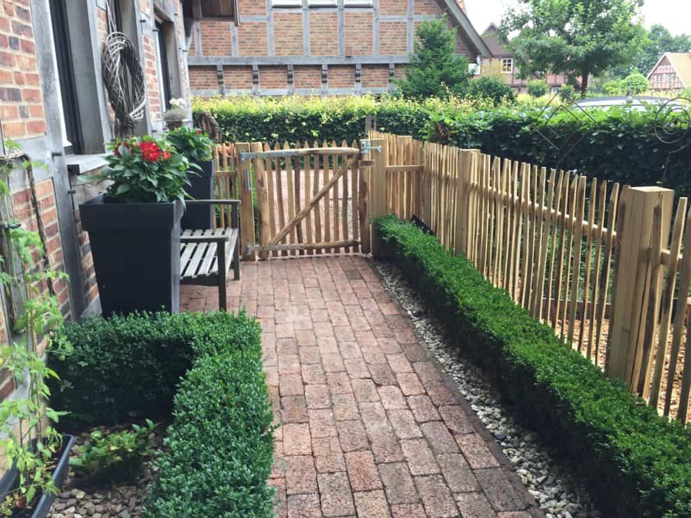 Hekwerk van halfronde kastanje palen en halfronde kastanjehouten latten