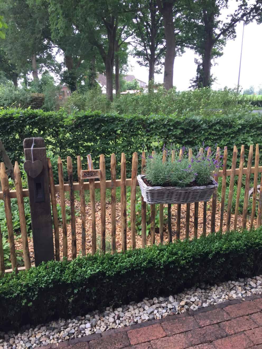 Hekwerk van halfronde kastanje palen en halfronde kastanjehouten latten