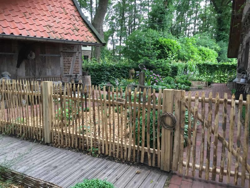 Hekwerk van halfronde kastanje palen en halfronde kastanjehouten latten