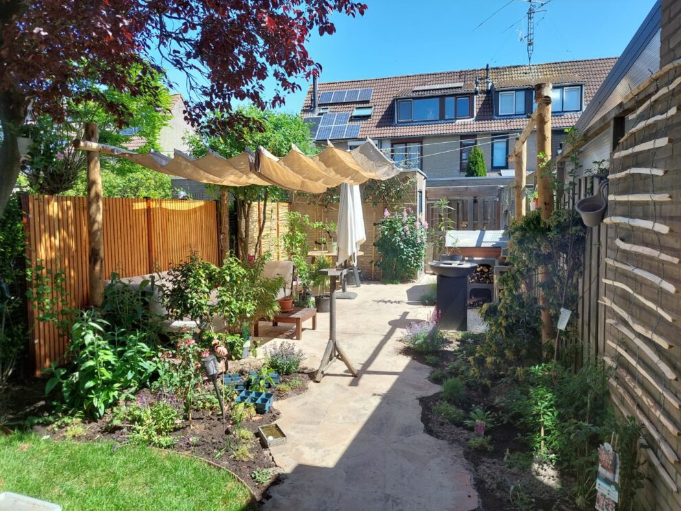 Kastanje palen met schaduwdoek; 4 kastanje palen 350 cm, diam. 13-16 cm, 1 kastanje paal 350 cm diam. 7-9 cm