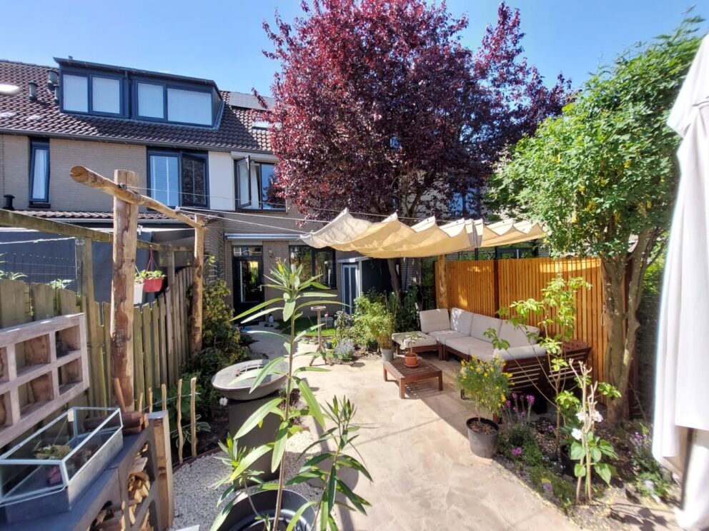 Kastanje palen met schaduwdoek; 4 kastanje palen 350 cm, diam. 13-16 cm, 2 kastanje palen 350 cm diam. 7-9 cm d2