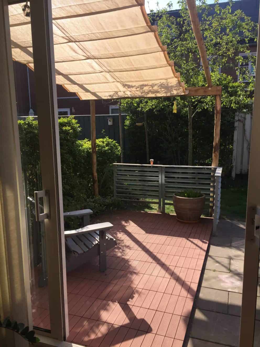 kastanjehouten palen doorsnede 7-9 en 10-12 cm en kastanjehouten planken voor constructie schaduwdoek