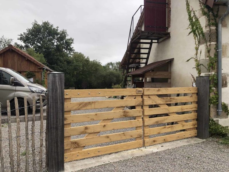 Eiken dubbele boerenlandhek op maat gemaakt. De poort staat rechts aan het huis vastgemaakt en dient als doorgang naar de parkeerplek en de achtertuin.