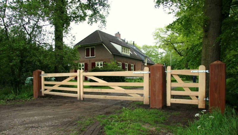 Dubbele-Nederlandse-veldpoort-met-hardhouten-palen-