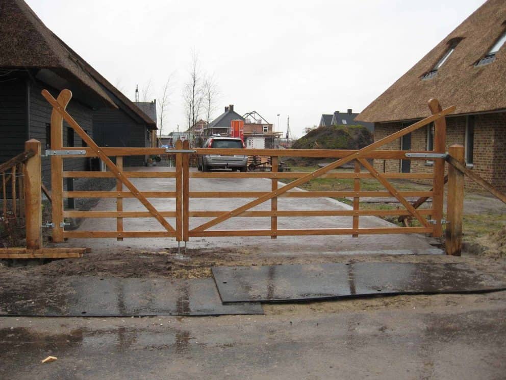 Engelse toegangspoort eiken 1 x 120 en 1 x 240 breed