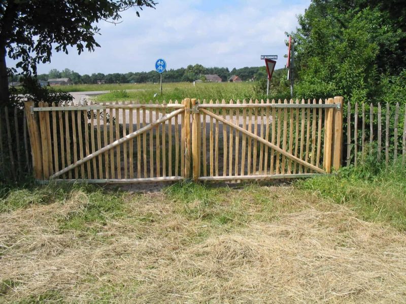 Dubbele Franse rondhoutpoort van 100 cm hoog en 200 cm breed per poortdeel bevestigd aan schapenhek van 100 cm hoog.