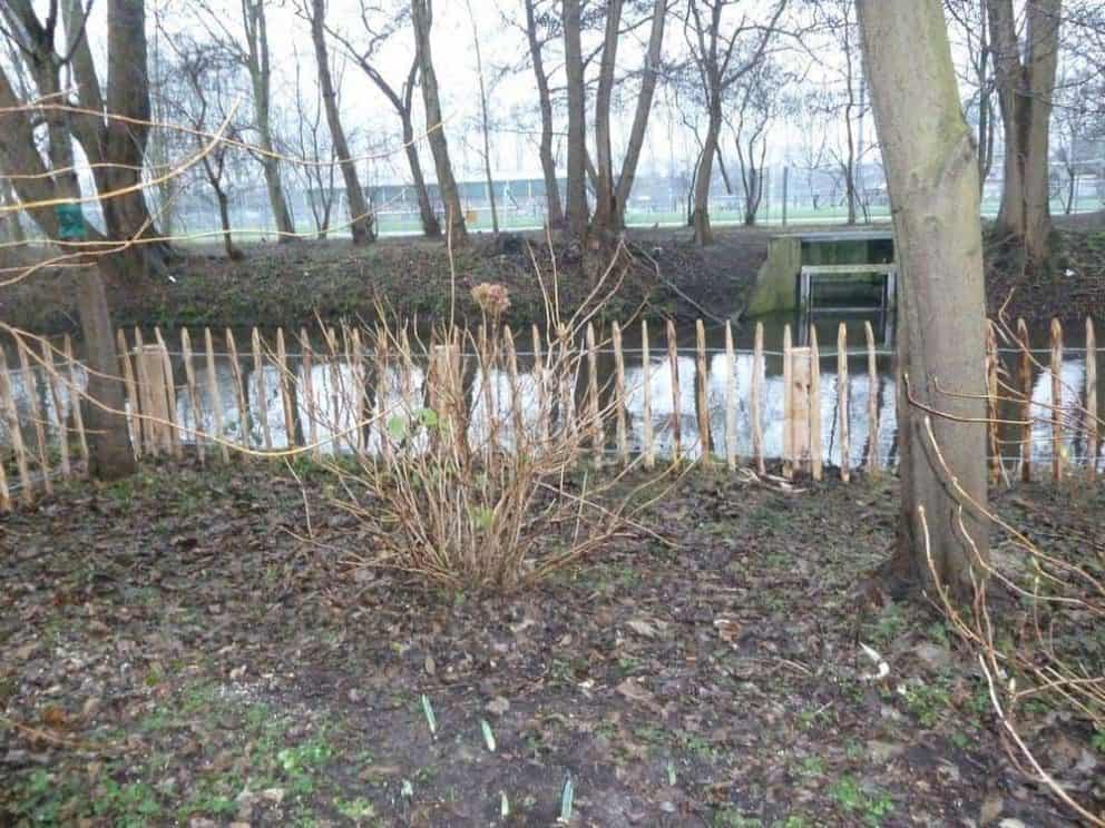 Frans schapenhek van kastanjehout met een hoogte van 80 cm en een latafstand van 8 cm