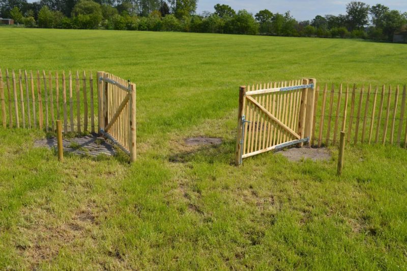 Franse dubbele rondhoutpoort van 100 cm hoog en 150 cm breed bevestigd aan schapenhek van 100 cm hoog.