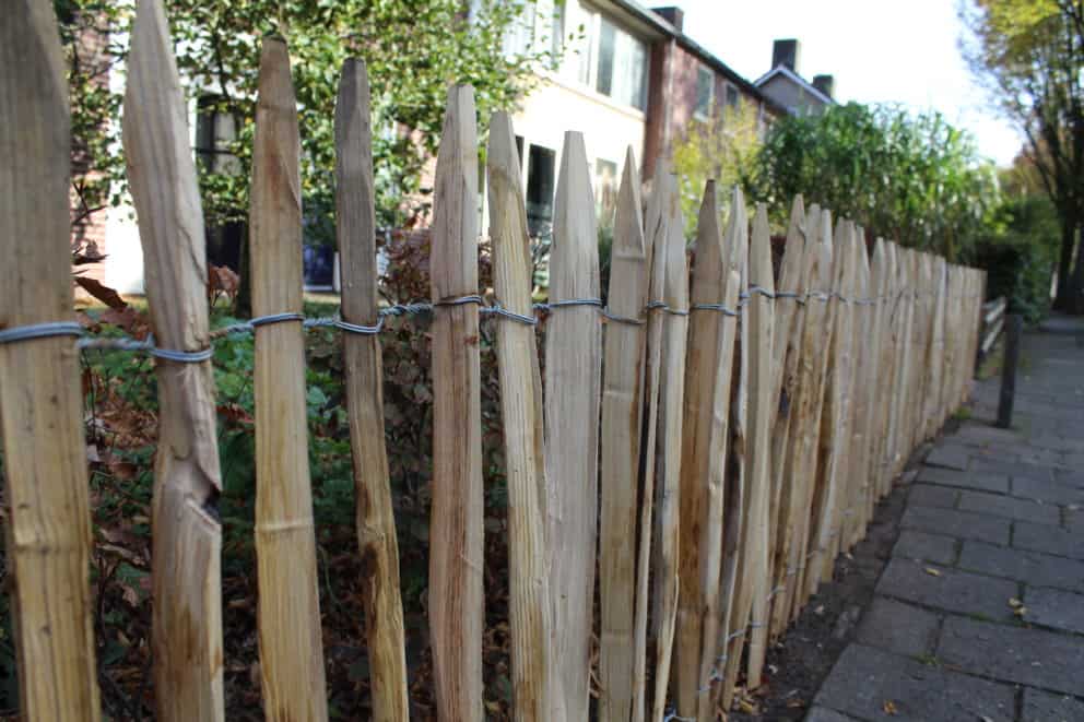 Frans schapenhek van kastanjehout met een hoogte van 80 cm, hekwerk in de tuin