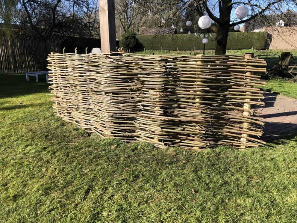 Tuin-afscheiding van wilgentenen met kastanjepalen