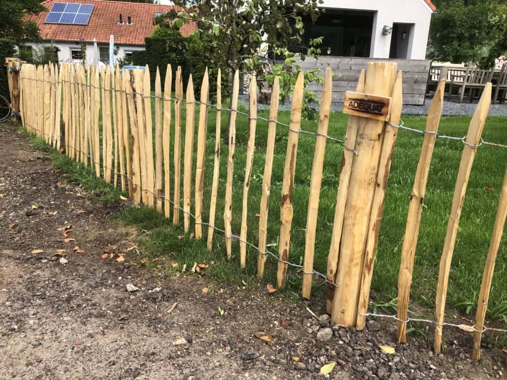 Frans schapenhek van kastanjehout met een hoogte van 80 cm en een latafstand van 6 cm