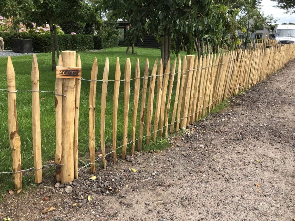 Frans schapenhek van kastanjehout met een hoogte van 80 cm en een latafstand van 6 cm