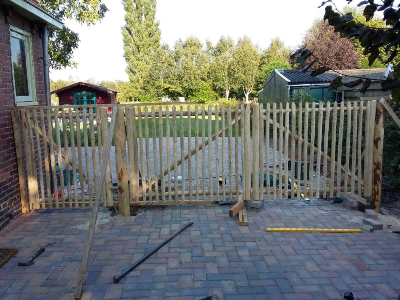 Dubbele Franse rondhoutpoort van 120 cm hoog per poortdeel en ernaast nog een enkele Franse rondhoutpoort.