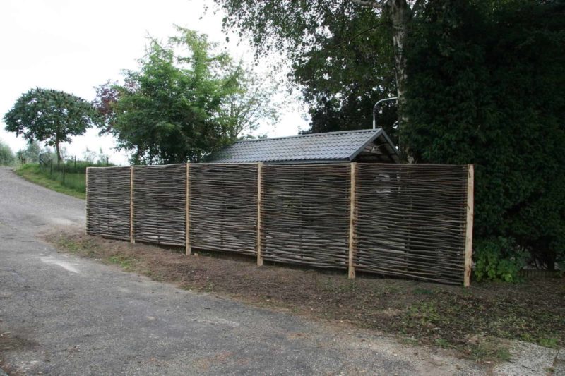 Somme 180 hazelaarschermen als tuinafscheiding bij een weg.