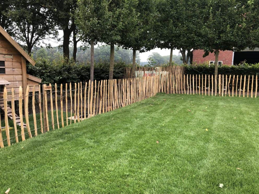 Frans schapenhek van kastanjehout met een hoogte van 80 cm en een latafstand van 6 cm