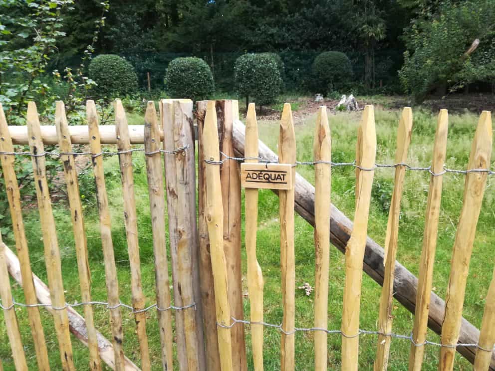 Schapenhek van 120 cm hoog met een latafstand van 4 cm en een raamwerkpoort van 120 cm hoog met schapenhek in dezelfde maat aan de poort bevestigd,