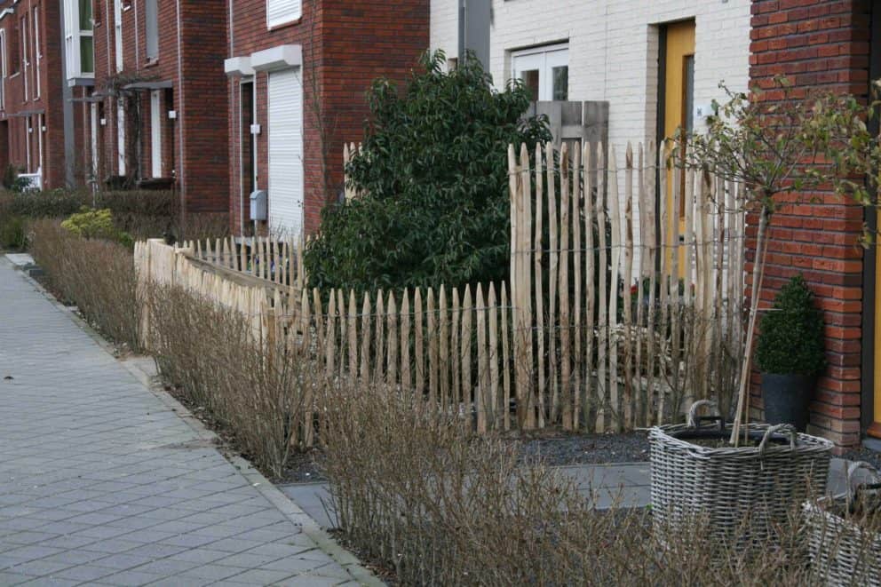 Frans schapenhek van kastanjehout met een hoogte van 80 cm en een latafstand van 4 cm