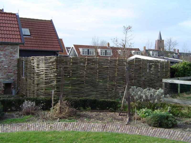 vlechtscherm van wilgentenen met een poort