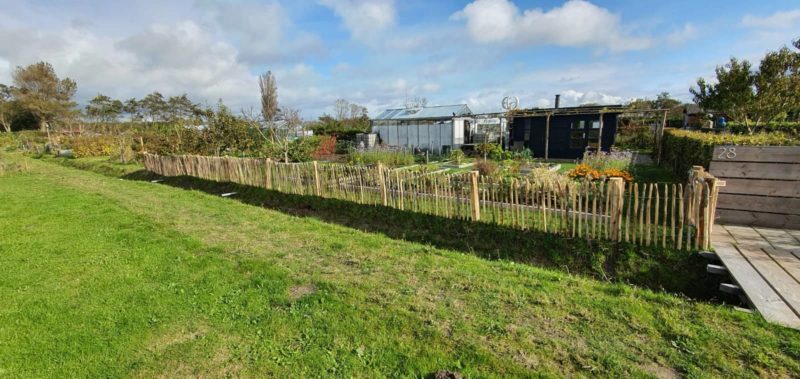 Frans schapenhek van 80 cm hoog met een latafstand van 4 cm en een raamwerkpoort van 80 cm hoog als doorgang naar een grote moestuin.