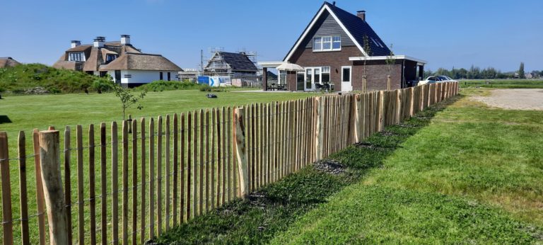 Frans schapenhek van robinia hout met een hoogte van 120 cm en een latafstand van 4 cm