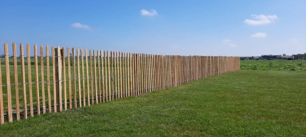 Frans schapenhek van robinia hout met een hoogte van 120 cm en een latafstand van 4 cm