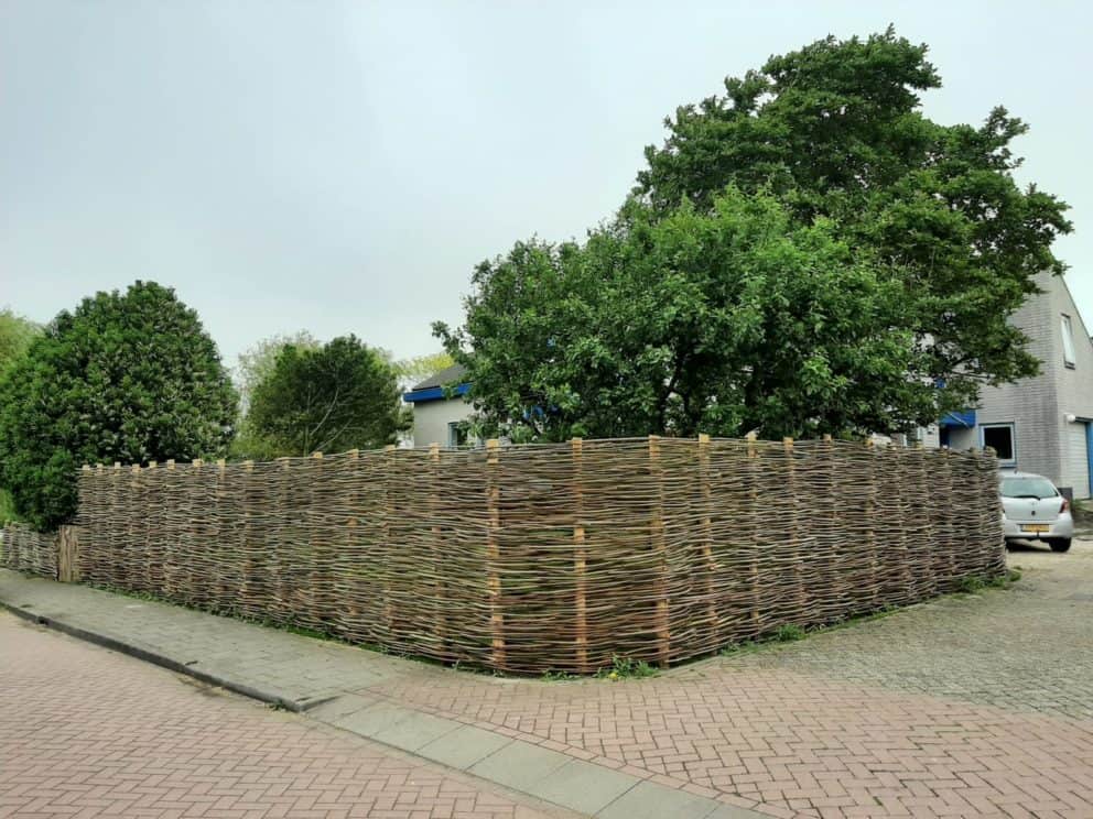 Wilgentenen en kastanjehouten palen Adequat