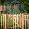 Schapenhek van robinia can 80 cm hoog met latafstand 8 cm met een raamwerkpoort van 80 cm hoog bij 80 cm breed met robinia schapenhek bekleed