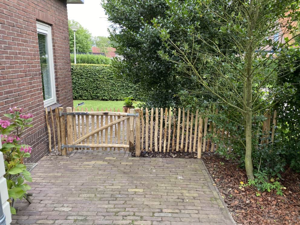 Frans schapenhek 80 cm hoog met een latafstand van 8 cm met en raamwerkpoort van 120 cm breed bij 80 cm hoog.