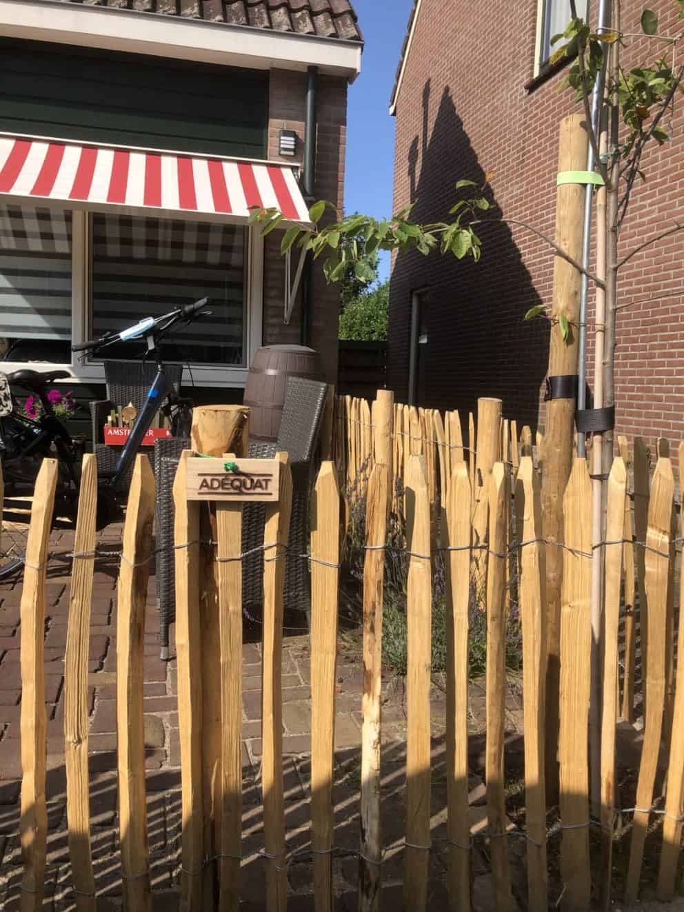 Frans schapenhek van kastanjehout met een hoogte van 80 cm en een latafstand van 4 cm