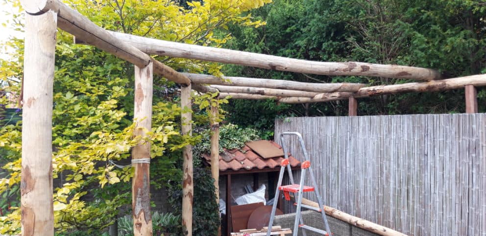 Pergola bouwen kastanjehout palen diameter 10-12 cm | Adéquat