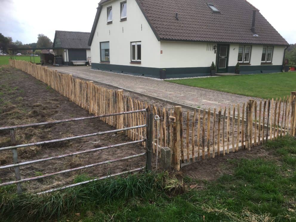 Frans schapenhek van kastanjehout met een hoogte van 80 cm en een latafstand van 6 cm