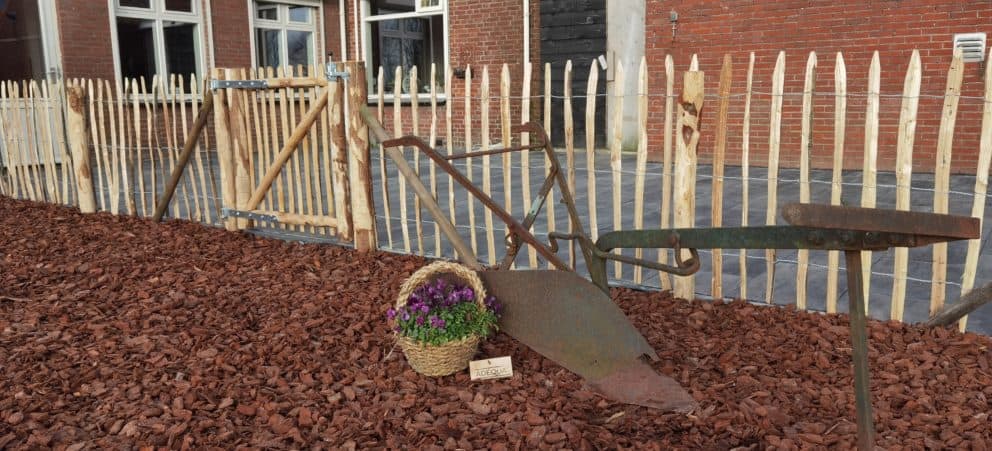 Franse rondhoutpoort van 100 cm breed bij 100 cm hoog als toegangspoort in de tuin tussen schapenhek van 100 cm hoog met een latafstand van 8 cm