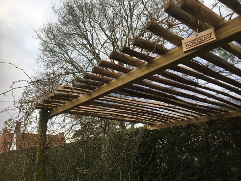 Frans schapenhek 175 cm hoog met een latafstand van 6 cm als zonwering op pergola