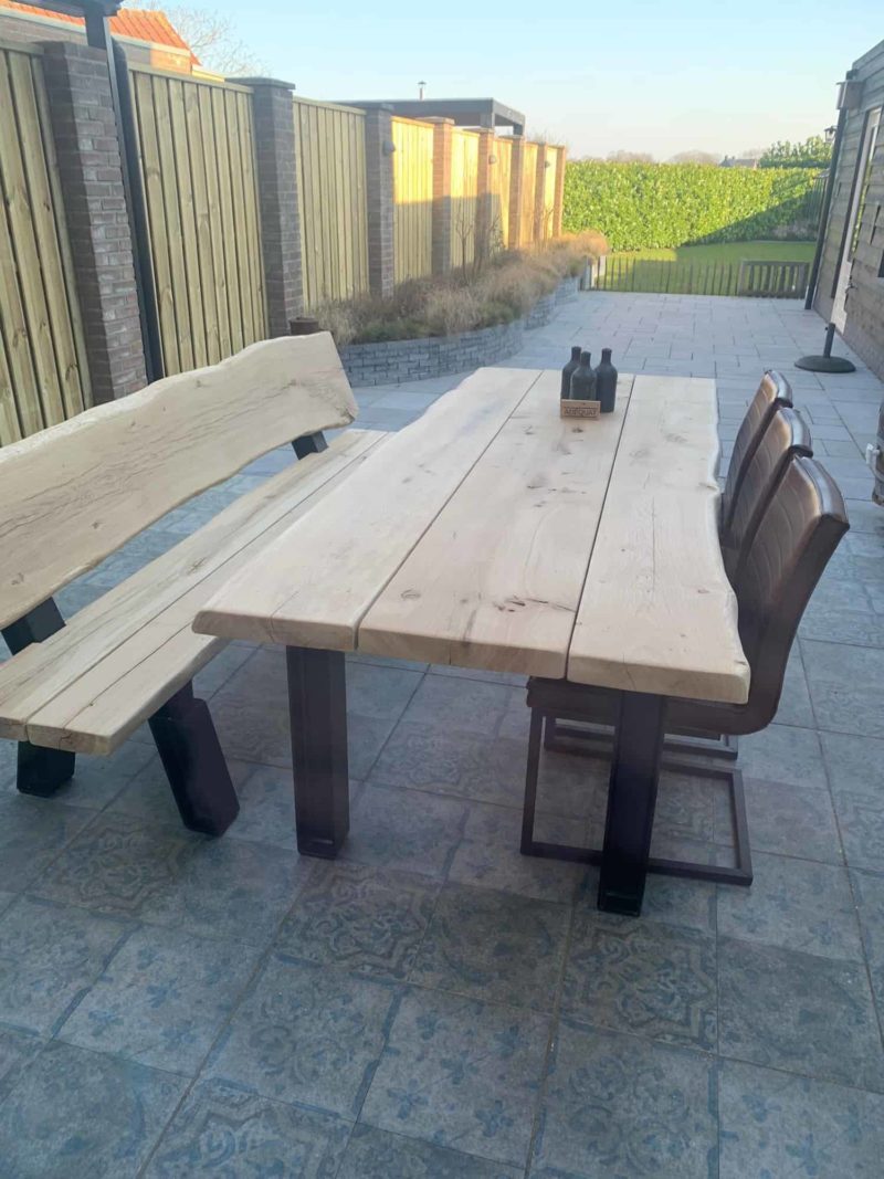 Eikenhouten tafel met H-profiel onderstel en eikenbank Adéquat