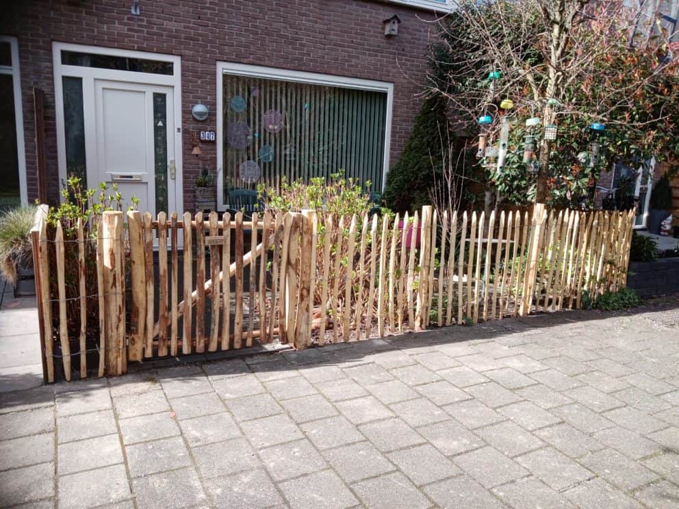 Frans schapenhek kastanjehoute 100 cm met een latafstand van 6 cm en een rondhoutpoort (120 b x 100 h)