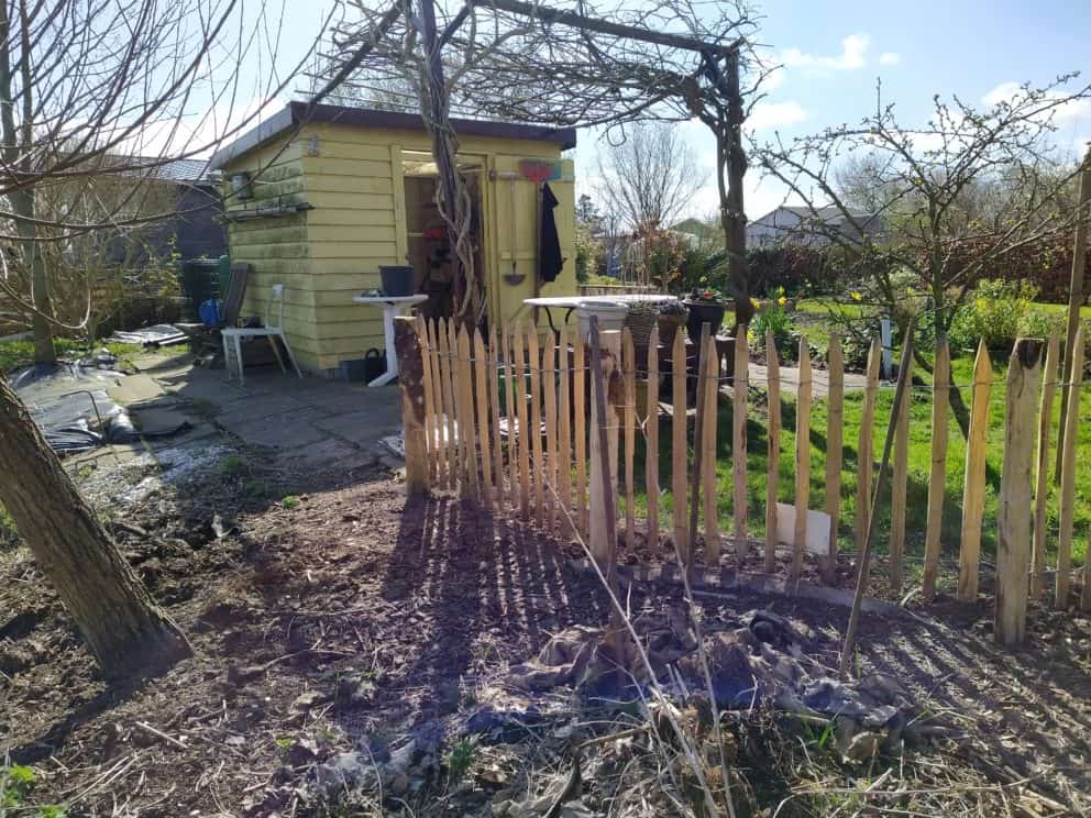 Frans schapenhek van kastanjehout met een hoogte van 80 cm en een latafstand van 4 cm