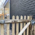 Franse rondhoutpoort van 100 cm bij 100 cm als toegang naar de tuin aan de zijkant van de woning. - Adequat